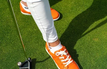 Nên chọn giày golf chuyên dụng hay giày thể thao thông thường?