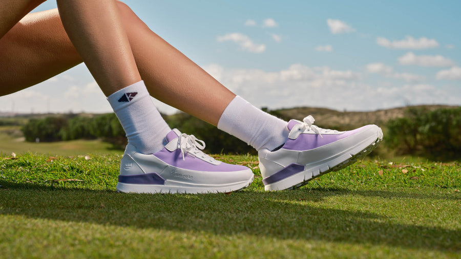 Giày golf được thiết kế chuyên biệt cho mặt sân cỏ