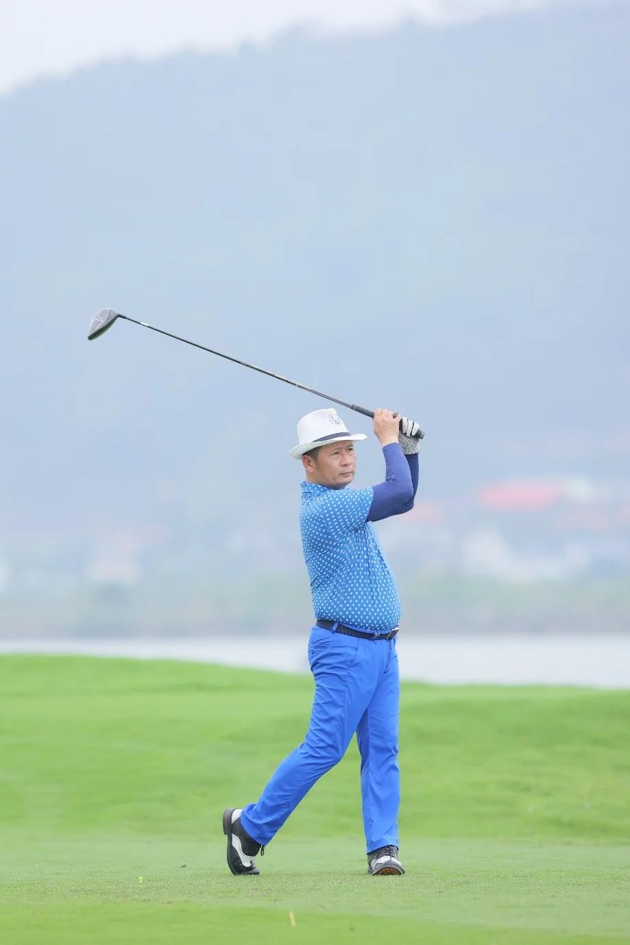 Ca sĩ Bằng Kiều dành được kết quả: tổng gậy 32, điểm net 76