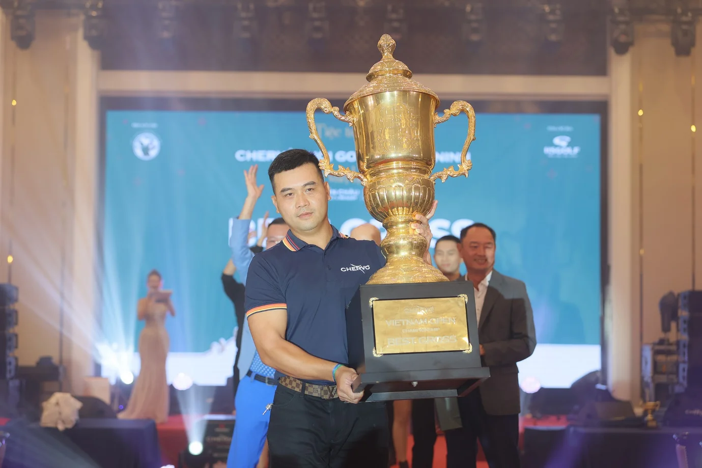Golfer Hoàng Đình Tiến nhận cup Best Gross trong lễ trao giải