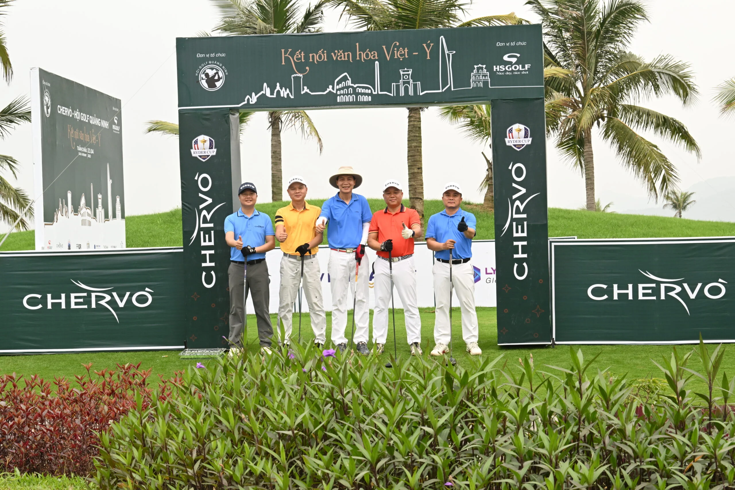  Các golfer trong trang phục Chervo