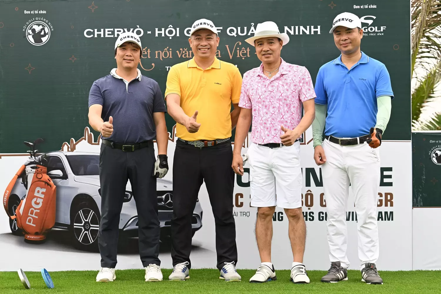 Các Golfer nam chụp ảnh check-in trước giải