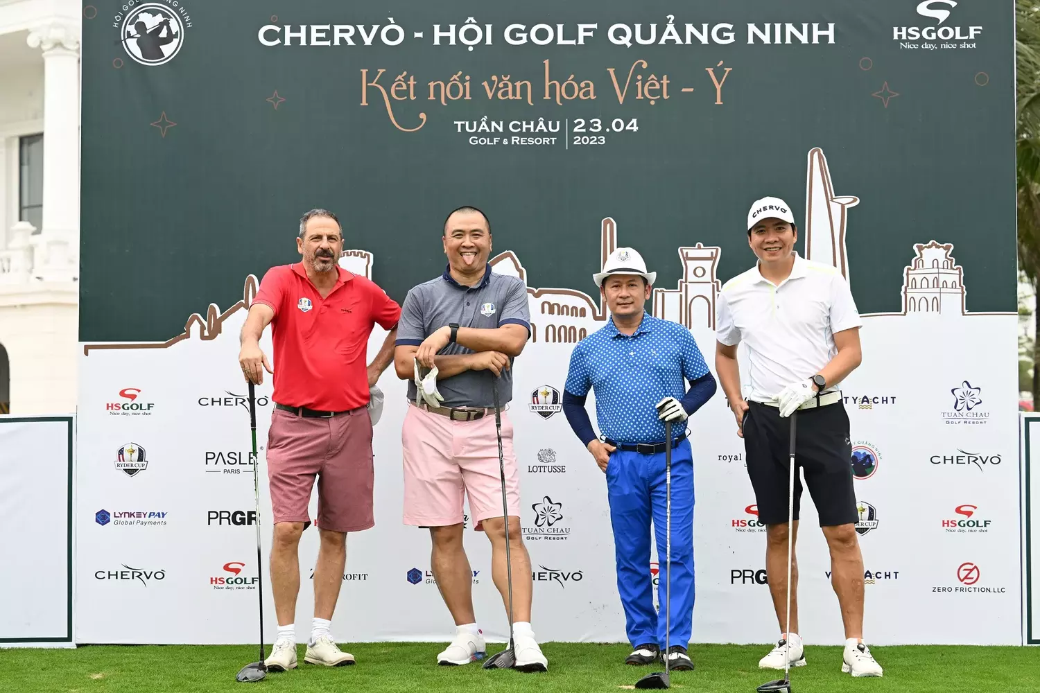 Giải đấu có sự tham gia của Tham tán thương mại Ý tại Việt Nam (bên trái)