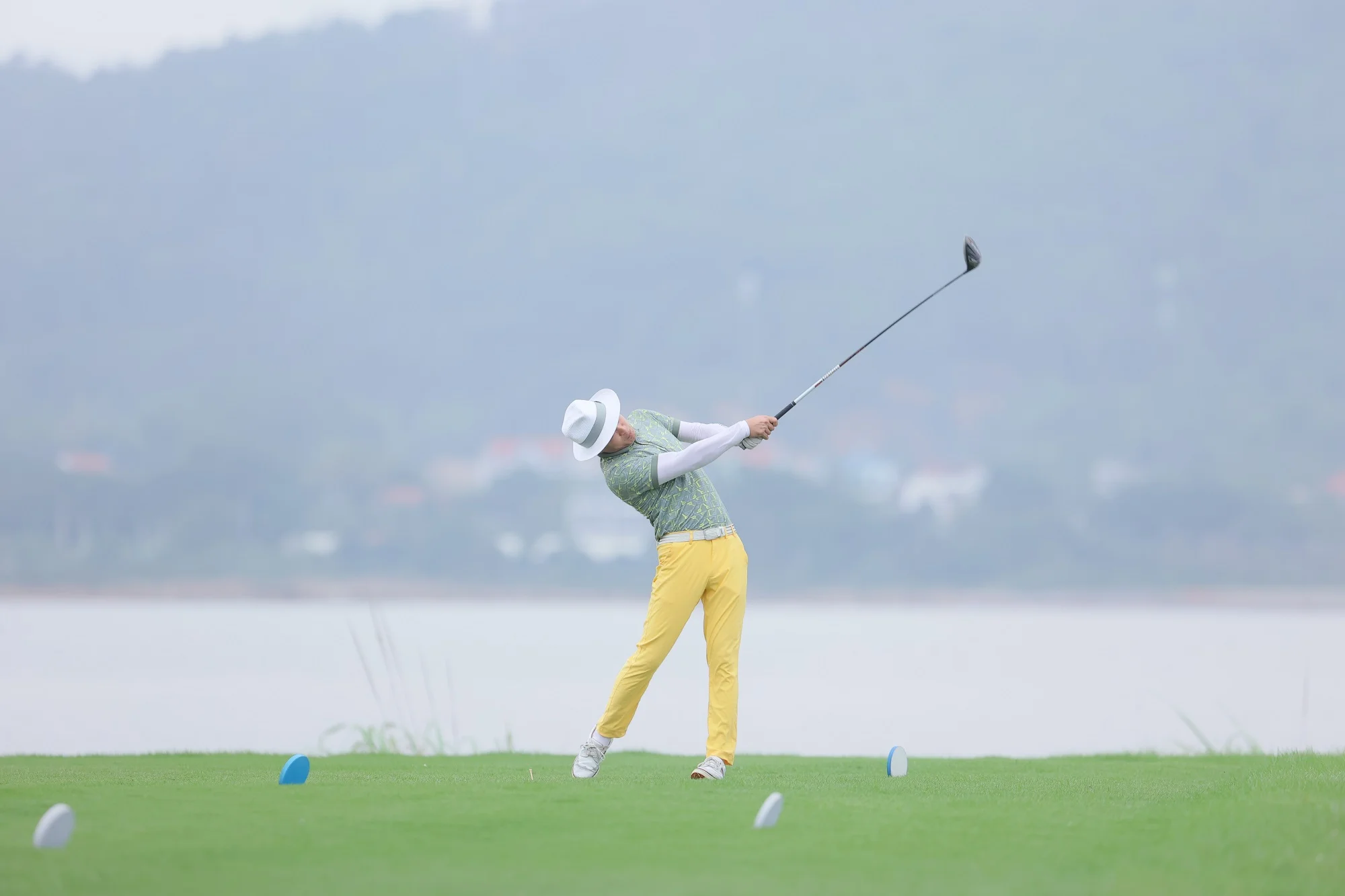 Diễn viên Hồng Đăng thực hiện cú Swing mạnh mẽ