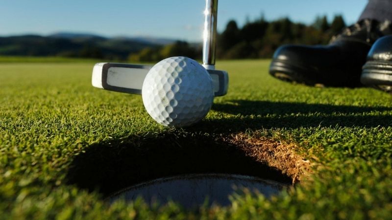 Lỗ golf có rất nhiều tiêu chuẩn được quy định nghiêm ngặt