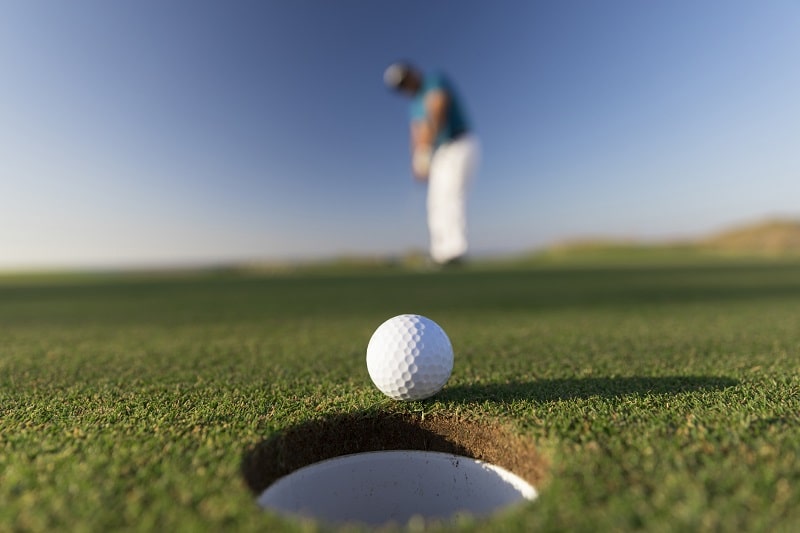 Công cụ khoan đầu tiên có kích thước 10,8cm nên lỗ golf cũng có kích thước này