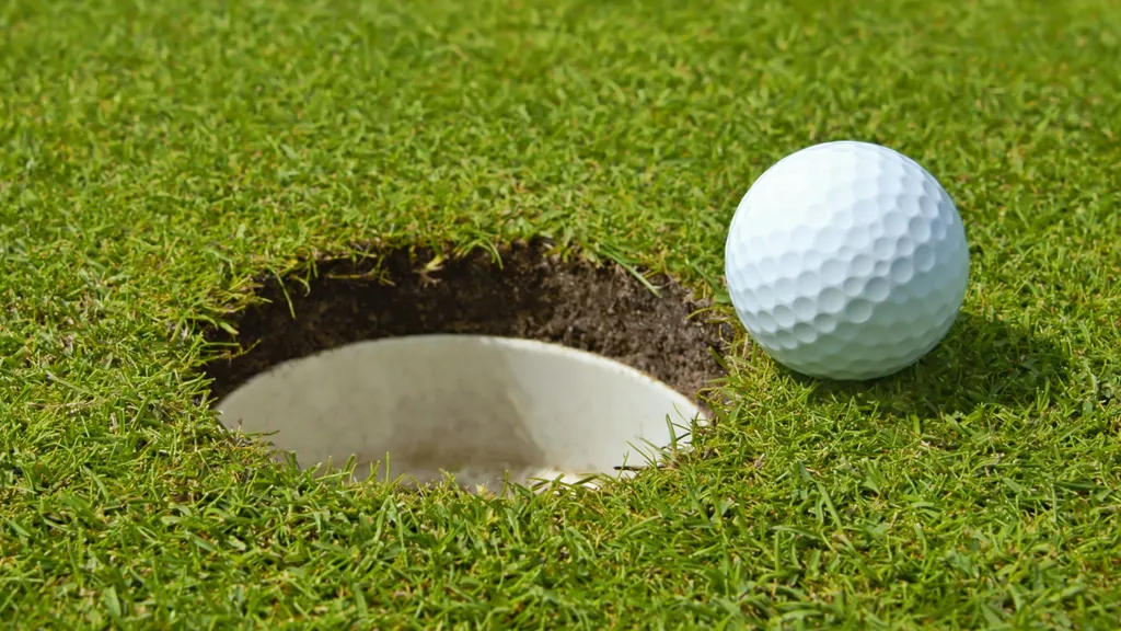 Lỗ golf tiêu chuẩn có đường kính khoảng 10,8 cm
