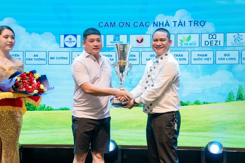 Golfer Hoàng Trung Nam nhận giải Best Gross