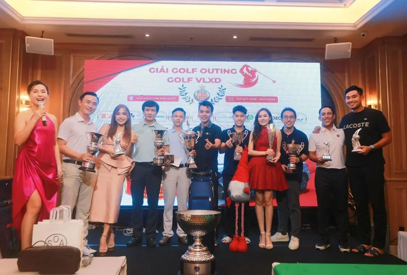 Trao cup cho các golfer xuất sắc nhất