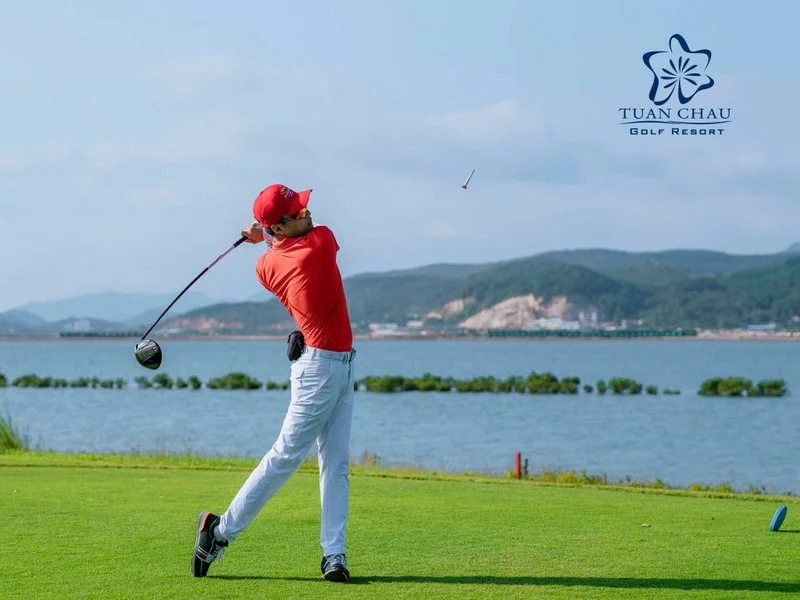 Diễn viên Hồng Đăng nổi bật trong trang phục Chervo