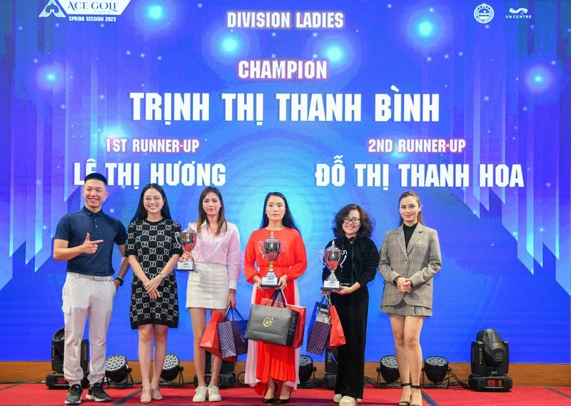 Trao giải Nhất, Nhì, Ba của bảng Nữ