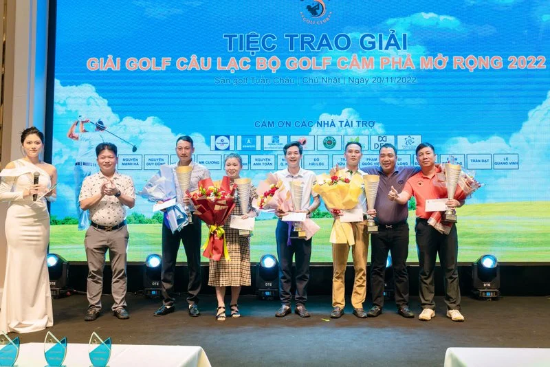 Các Golfer nhận giải thưởng từ BTC