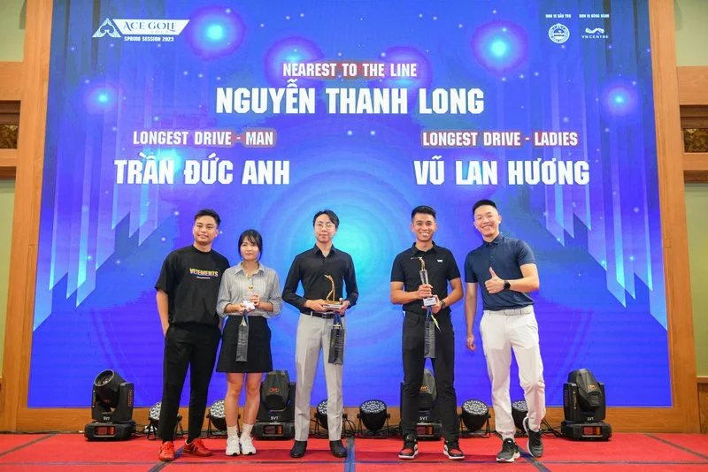 Trao giải Nearest to the Line và giải Longest Drive