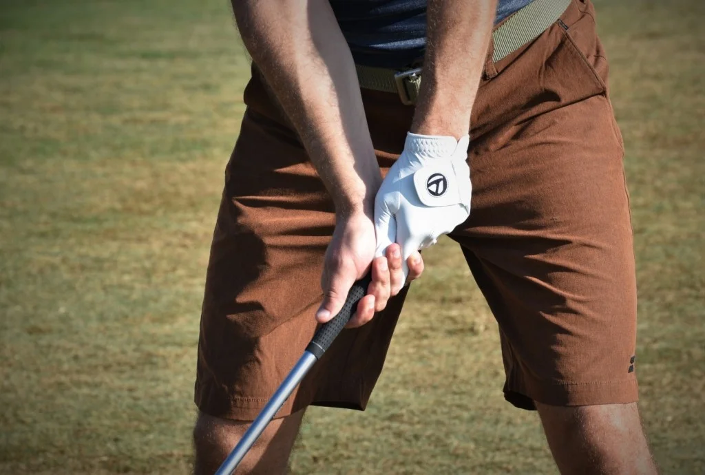 Golfer thuận tay phải thường đeo găng tay trái