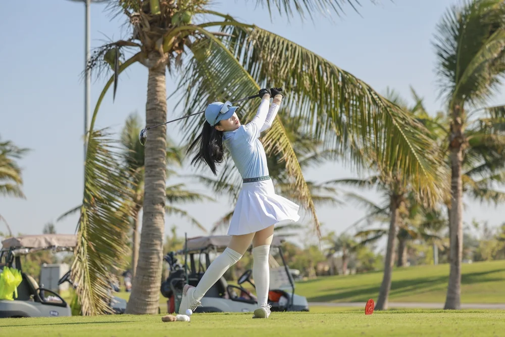 Á hậu Phương Nga sử dụng gậy Fairway cán graphite khi lên sân