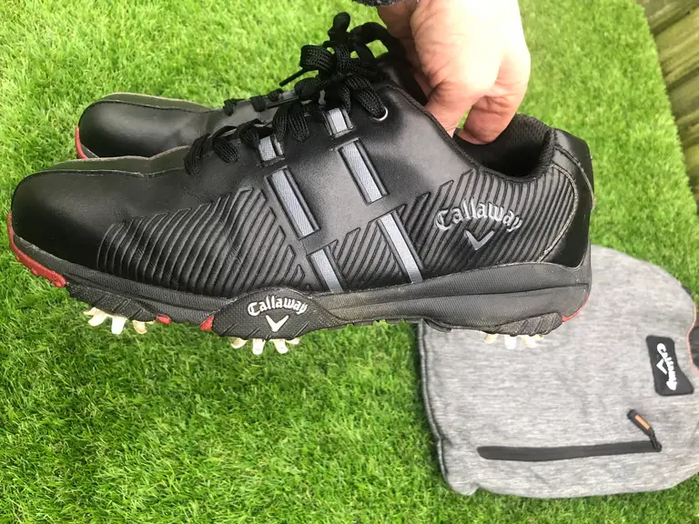 Mua giày golf cũ luôn tiềm ẩn những rủi ro