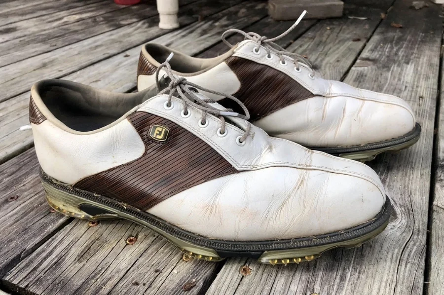 Giày golf cũ thường bị giãn form dáng