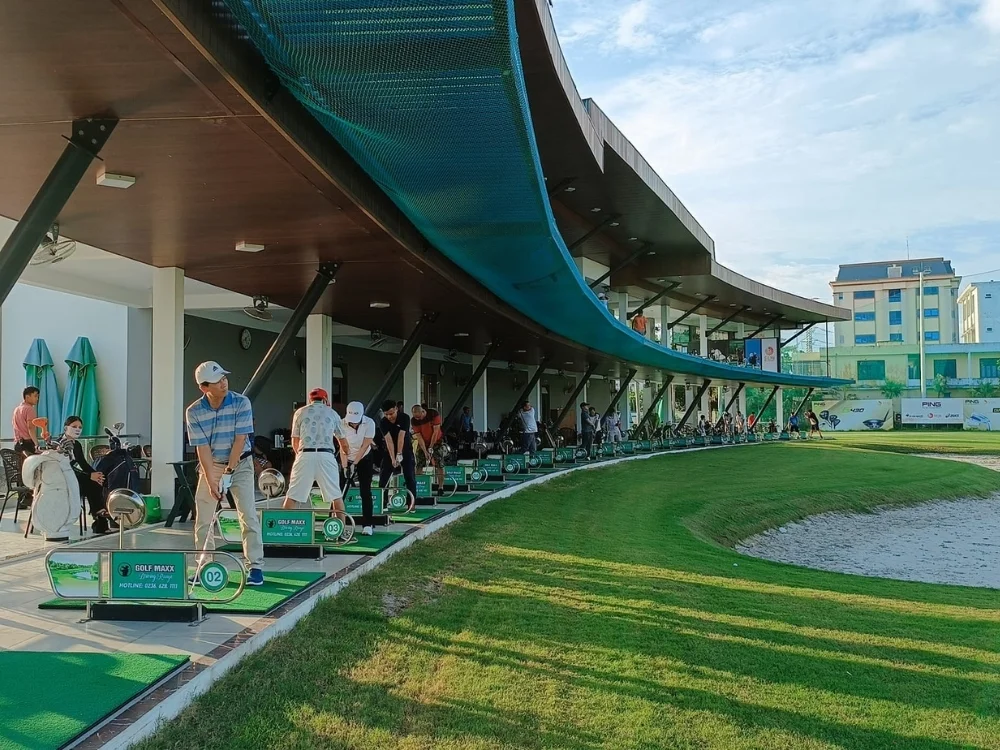48 làn tập ở tầng 1 và tầng 2 tại sân MAXX Golf Club