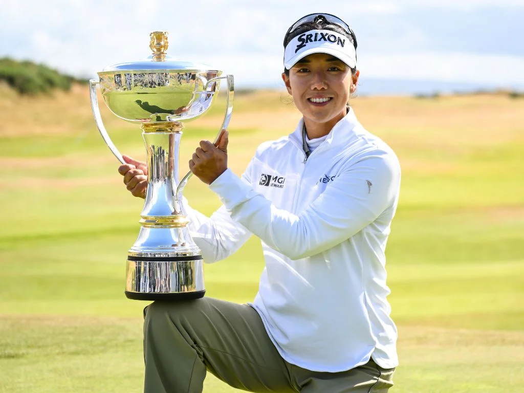 Jenny Shin nâng cao cup vô địch